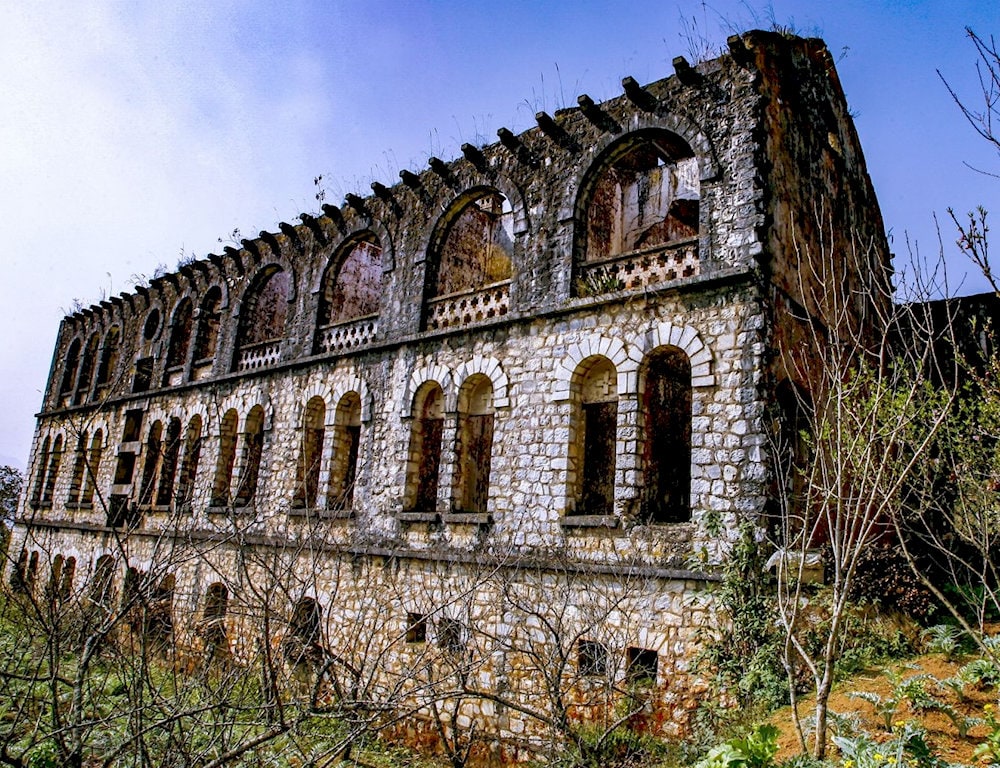 Ta Phin Ancient Monastery, with its mysterious beauty, attracts visitors to come to explore and take pictures